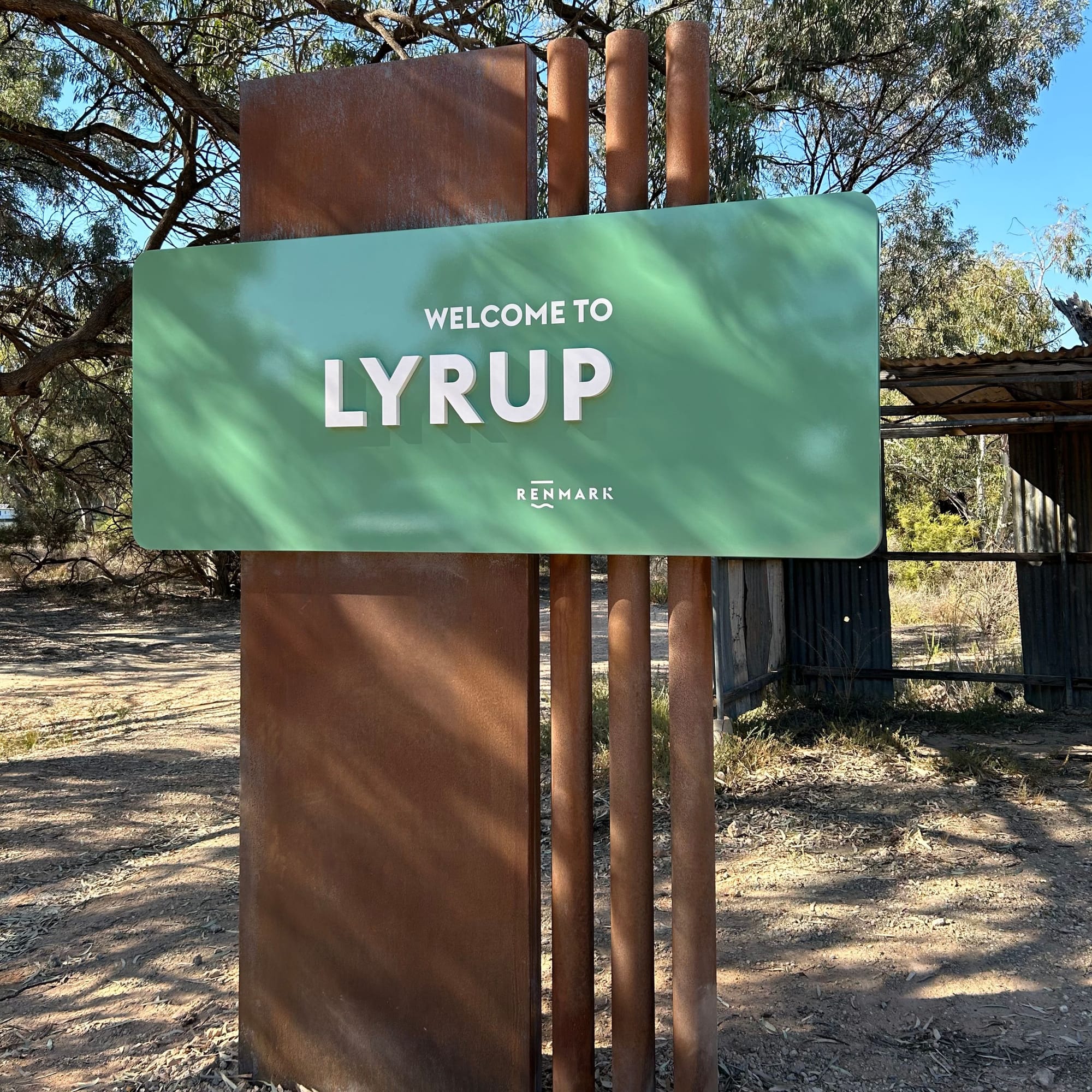 Renmark Paringa’s new entry signs