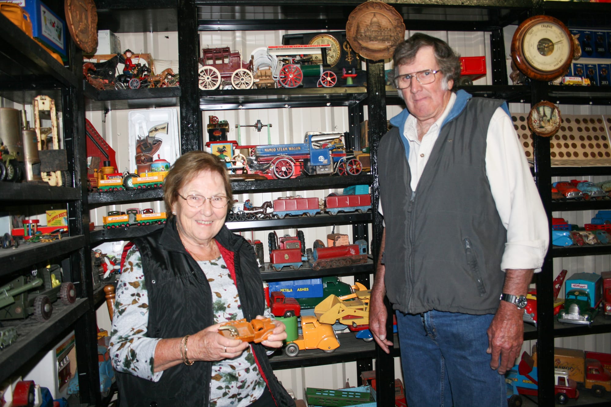 Don talks tin toys to Paringa WAB