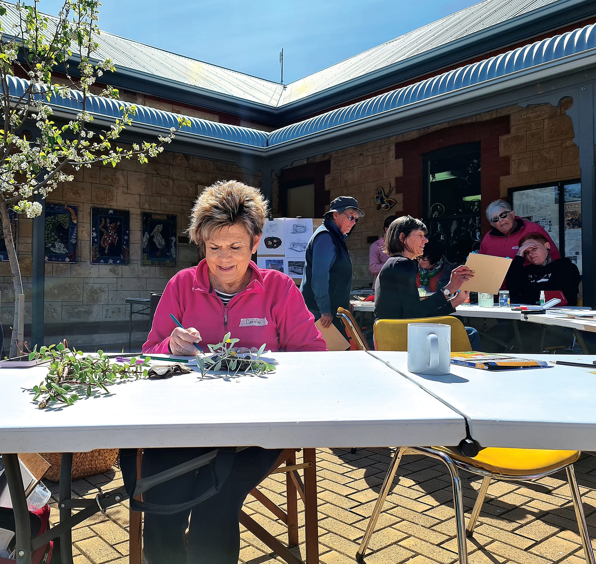 Outdoor art workshop popular at Waikerie