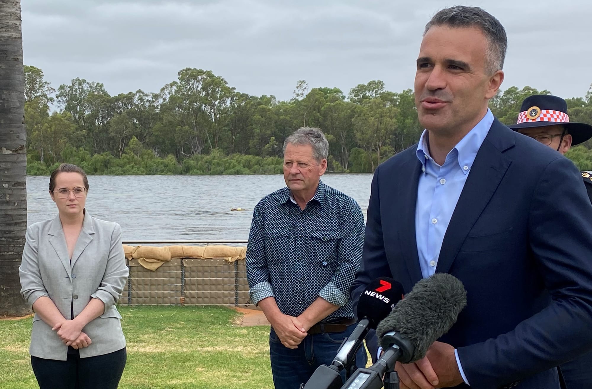 Berri Barmera Council wants lake reopened and safe, ASAP