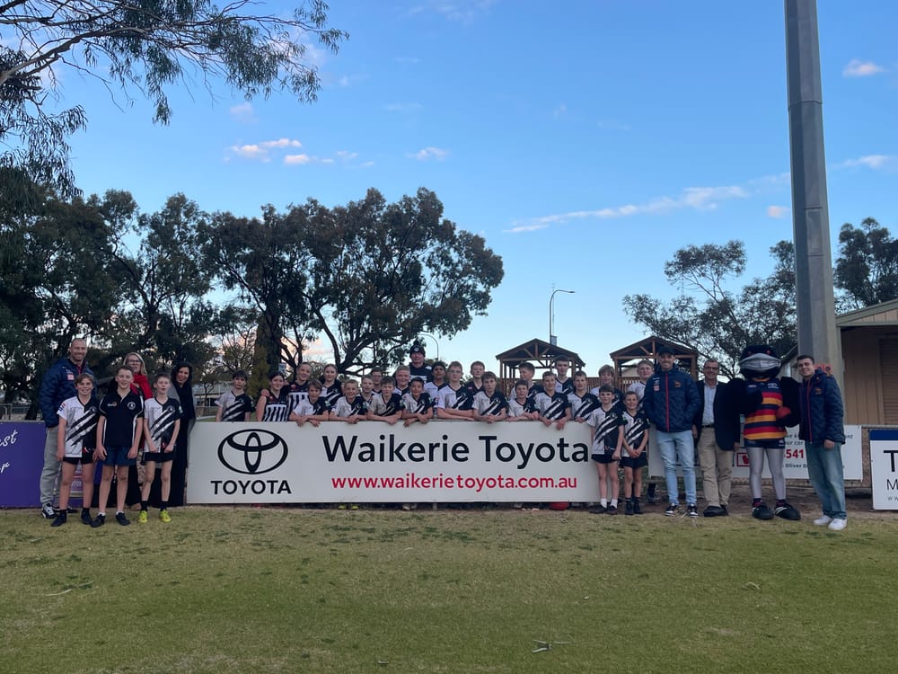 Crows legends pass on tips to junior Magpies post image