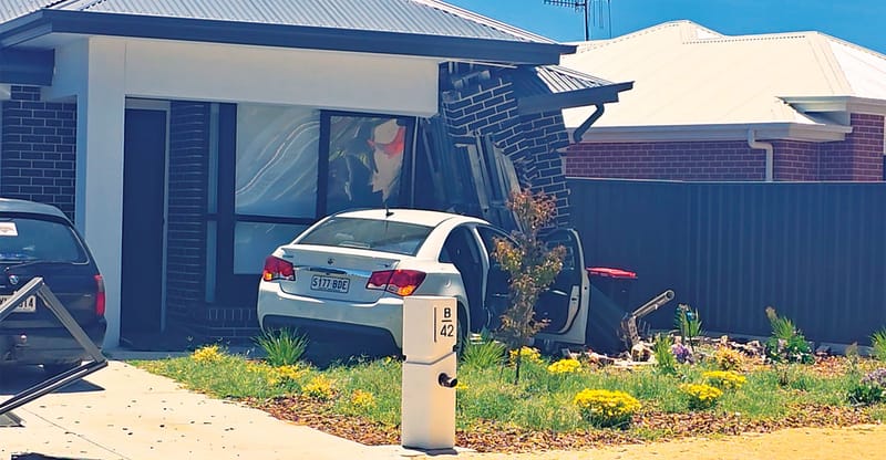 Car goes into Wattle St home post image